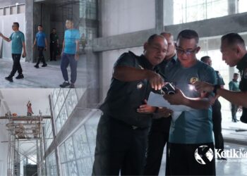 Pangdam IM, Mayor Jenderal TNI Joko Hadi Susilo, S.I.P., meninjau langsung proses pembangunan Gedung Serbaguna Neusu, salah satu fasilitas baru milik Kodam Iskandar Muda, pada Selasa (28/10/2025) siang./Foto: Kolase/KETIKKABAR.com/HUMAS KODAM IM