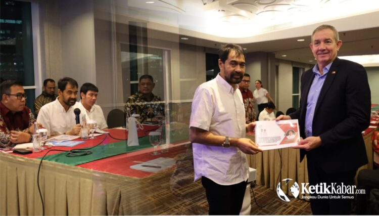 Gubernur Aceh Muzakir Manaf di dampingi Ketua BRA Jamaluddin SH MKn staf sus Gubernur melakukan pertemuan dengan Minister of Agriculture and Fisheries Northern Territory Menteri Pertanian dan Perikanan Wilayah Utara Australia Hon Gerard Maley di Hotel JS Luwansa Jakarta Selatan Senin 27 Oktober 2025