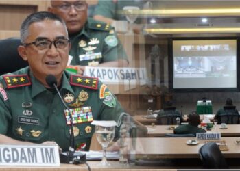 Pangdam IM, Mayor Jenderal TNI Joko Hadi Susilo, S.I.P., memimpin langsung rapat koordinasi melalui Video Conference (Vicon) dengan seluruh Komandan Korem (Danrem) dan Komandan Kodim (Dandim) di wilayah Kodam Iskandar Muda secara daring dari Ruang Puskodalopsdam IM, Markas Kodam Iskandar Muda, Banda Aceh, pada Rabu (29/10/2025). Foto: Kolase/KETIKKABAR.com/HUMAS KODAM IM