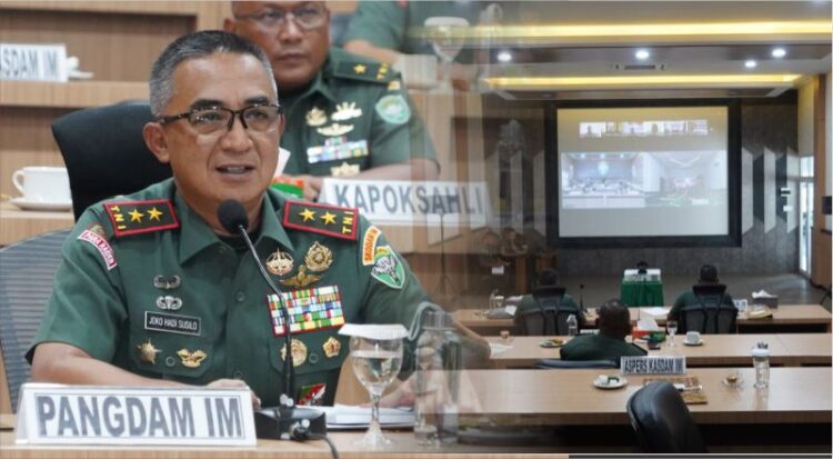 Pangdam IM Mayor Jenderal TNI Joko Hadi Susilo SIP memimpin langsung rapat koordinasi melalui Video Conference Vicon dengan seluruh Komandan Korem Danrem dan Komandan Kodim Dandim di wilayah Kodam Iskandar Muda secara daring dari Ruang Puskodalopsdam IM Markas Kodam Iskandar Muda Banda Aceh pada Rabu 29102025 Foto KolaseKETIKKABARcomHUMAS KODAM IM