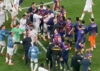 Kericuhan terjadi usai Real Madrid menang 21 atas Barcelona pada El Clasico La Liga Minggu malam WIB 26102025Foto Tangkap Layar Video ZROX KETIKKABARcom Kericuhan terjadi usai Real Madrid menang 2 1 atas Barcelona pada El Clasico La Liga Minggu malam WIB 26102025Foto Tangkap Layar Video ZROX