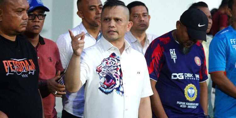 Presiden Persiraja Banda Aceh H Nazaruddin Dek Gam tengah baju putih FOTOMO