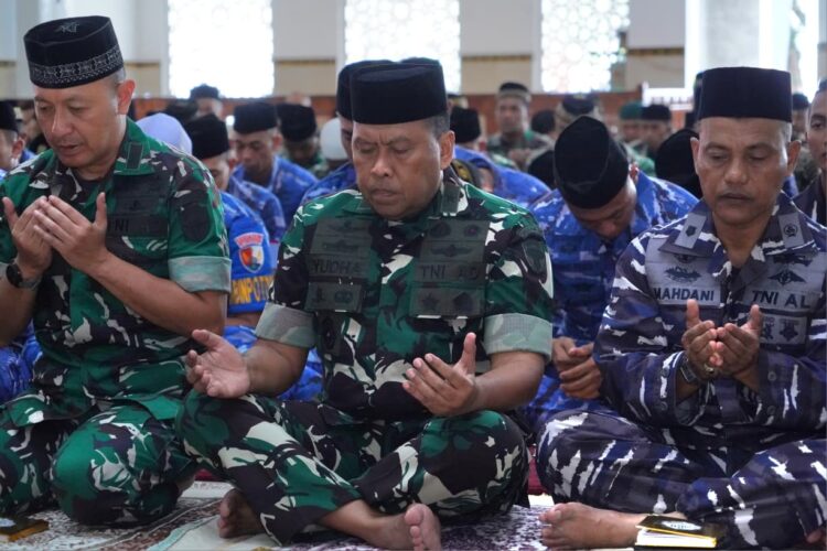 Komando Daerah Militer Iskandar Muda Kodam IM menggelar doa bersama yang berlangsung khidmat di Masjid Babul Mawaddah Markas Kodam IM Banda Aceh pada Jumat 3102025