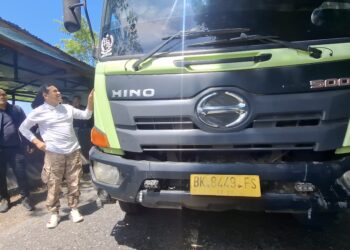 Wakil Gubernur Aceh Fadhlullah, menyapa supir truk berpelat luar Aceh yang melintas di puncak Gunung Gurutee, pada Sabtu, (4/10/2025).