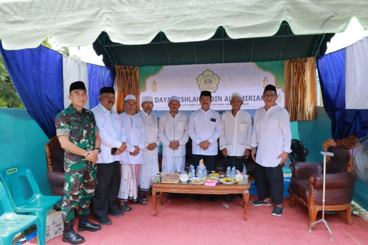 Wakil Bupati Aceh Besar Drs H Syukri A Jalil menghadiri perayaan Maulid Nabi Muhammad SAW 1447 H di Dayah Islahuddin Al Amiriyah Gampong Cot Madhi Kecamatan Blang Bintang Aceh Besar Sabtu 04102025 FOTOMC ACEH BESAR
