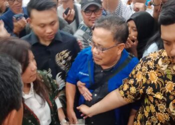 Ketua PWI Aceh Nasir Nurdin melakukan doorstop interview dengan Menkomdigi Meutya Hafid terkait pernyataannya agar pemerintah daerah wajib membantu program PWI sebagaimana ditegaskannya ketika memberikan arahan pada pengukuhan Pengurus PWI Pusat periode 20252030 di Gedung Monumen Pers Nasional di Solo Sabtu 4 Oktober 2025 Dok PWI Sumut KETIKKABARcom Ketua PWI Aceh Nasir Nurdin melakukan doorstop interview dengan Menkomdigi Meutya Hafid terkait pernyataannya agar pemerintah daerah wajib membantu program PWI sebagaimana ditegaskannya ketika memberikan arahan pada pengukuhan Pengurus PWI Pusat periode 2025 2030 di Gedung Monumen Pers Nasional di Solo Sabtu 4 Oktober 2025 Dok PWI Sumut