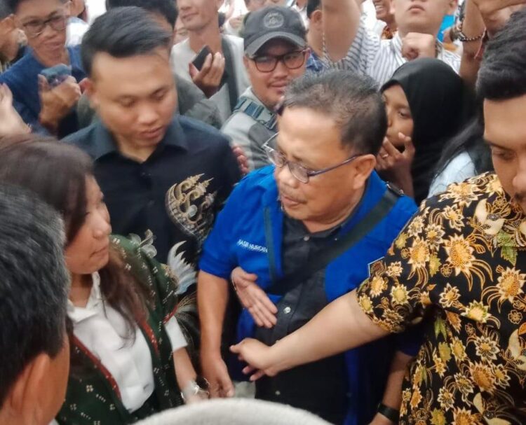 Ketua PWI Aceh Nasir Nurdin melakukan doorstop interview dengan Menkomdigi Meutya Hafid terkait pernyataannya agar pemerintah daerah wajib membantu program PWI sebagaimana ditegaskannya ketika memberikan arahan pada pengukuhan Pengurus PWI Pusat periode 20252030 di Gedung Monumen Pers Nasional di Solo Sabtu 4 Oktober 2025 Dok PWI Sumut KETIKKABARcom Ketua PWI Aceh Nasir Nurdin melakukan doorstop interview dengan Menkomdigi Meutya Hafid terkait pernyataannya agar pemerintah daerah wajib membantu program PWI sebagaimana ditegaskannya ketika memberikan arahan pada pengukuhan Pengurus PWI Pusat periode 2025 2030 di Gedung Monumen Pers Nasional di Solo Sabtu 4 Oktober 2025 Dok PWI Sumut