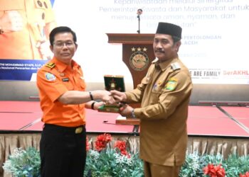 Wakil Bupati Aceh Besar Drs H Syukri A Jalil menerima cendera mata dari Direktur Bina Potensi Basarnas Agus Haryono S.S., M.B.A pada acara FKP3 Tahun 2025 di Hotel The Pade, Kecamatan Darul Imarah, Aceh Besar, Senin (06/10/2025). FOTO/MC ACEH BESAR