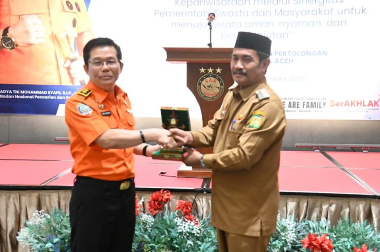 Wakil Bupati Aceh Besar Drs H Syukri A Jalil menerima cendera mata dari Direktur Bina Potensi Basarnas Agus Haryono SS MBA pada acara FKP3 Tahun 2025 di Hotel The Pade Kecamatan Darul Imarah Aceh Besar Senin 06102025 FOTOMC ACEH BESAR KETIKKABARcom Wakil Bupati Aceh Besar Drs H Syukri A Jalil menerima cendera mata dari Direktur Bina Potensi Basarnas Agus Haryono SS MBA pada acara FKP3 Tahun 2025 di Hotel The Pade Kecamatan Darul Imarah Aceh Besar Senin 06102025 FOTOMC ACEH BESAR