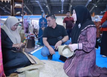 Bupati Aceh Besar, H. Muharram Idris meninjau langsung stand Dekranasda Aceh Besar pada ajang The 24th Jakarta Inacraft tahun 2025, di JCC, Senin (6/10/2025). FOTO/PROKOPIM PEMKAB ACEH BESAR