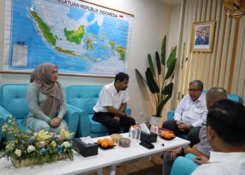 Gubernur Aceh Muzakir Manaf yang akrab disapa Mualem didampingi Ketua TP PKK Aceh Marlina Muzakir melakukan pertemuan dengan Wakil Menteri Perumahan dan Kawasan Permukiman Wamen Perkim Fahri Hamzah di Kantor Kementerian Perkim Jakarta Selatan pada Senin 6102025Foto Humas KETIKKABARcom Gubernur Aceh Muzakir Manaf yang akrab disapa Mualem didampingi Ketua TP PKK Aceh Marlina Muzakir melakukan pertemuan dengan Wakil Menteri Perumahan dan Kawasan Permukiman Wamen Perkim Fahri Hamzah di Kantor Kementerian Perkim Jakarta Selatan pada Senin 6102025Foto Humas