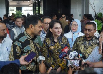 Gubernur Aceh, H. Muzakir Manaf saat di Wawancarai oleh awak Media usai menghadiri pertemuan bersama Menteri Keuangan Purbaya Yudhi Sadewa di Jakarta, Selasa (7/10/2025)./ Foto; Humas