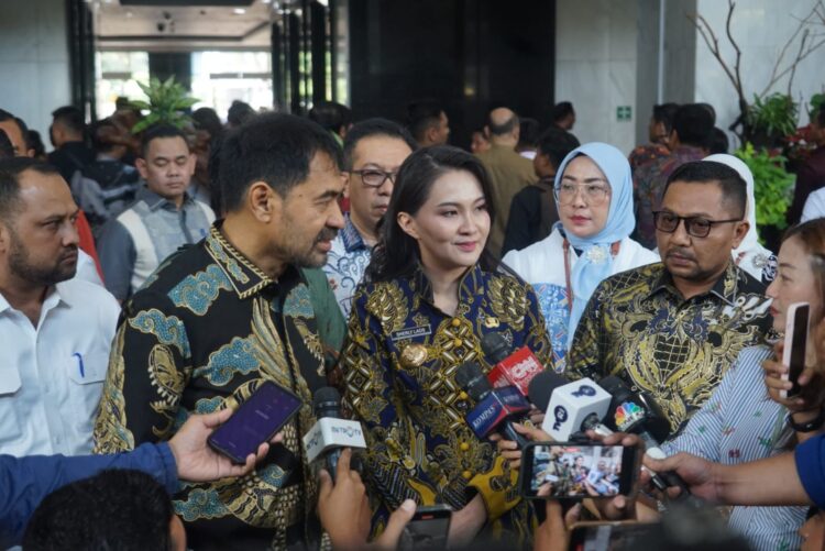 Gubernur Aceh H Muzakir Manaf saat di Wawancarai oleh awak Media usai menghadiri pertemuan bersama Menteri Keuangan Purbaya Yudhi Sadewa di Jakarta Selasa 7102025 Foto Humas