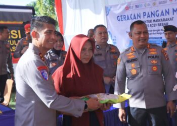 Kapolda Aceh, Irjen Pol. Marzuki Ali Basyah, M.M., meninjau langsung pelaksanaan Gerakan Pangan Murah (GPM) di Halaman Masjid Babuttaqwa SPN Seulawah Polda Aceh, Aceh Besar, Rabu (8/10/2025).