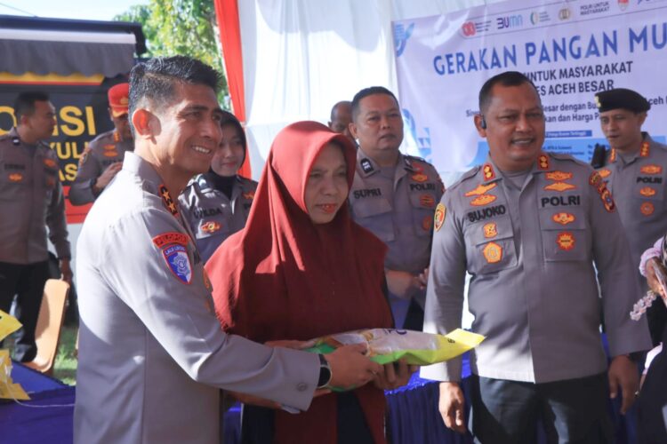 Kapolda Aceh Irjen Pol Marzuki Ali Basyah MM meninjau langsung pelaksanaan Gerakan Pangan Murah GPM di Halaman Masjid Babuttaqwa SPN Seulawah Polda Aceh Aceh Besar Rabu 8102025 KETIKKABARcom Kapolda Aceh Irjen Pol Marzuki Ali Basyah MM meninjau langsung pelaksanaan Gerakan Pangan Murah GPM di Halaman Masjid Babuttaqwa SPN Seulawah Polda Aceh Aceh Besar Rabu 8102025