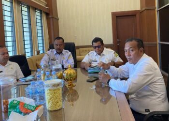 Sekda Aceh Besar Bahrul Jamil, S.Sos., M.Si mengikuti Zoom Meeting Sosialisasi Surat Edaran Mendagri Nomor 500.3/5222/SJ tentang pembentukan Satuan Tugas Kecamatan dalam percepatan pembentukan dan pengembangan Koperasi Desa/Kelurahan Merah Putih (KDKMP), bertempat diruang kerja Sekda Aceh Besar, Jantho, Rabu(08/10/2025).FOTO/MC ACEH BESAR