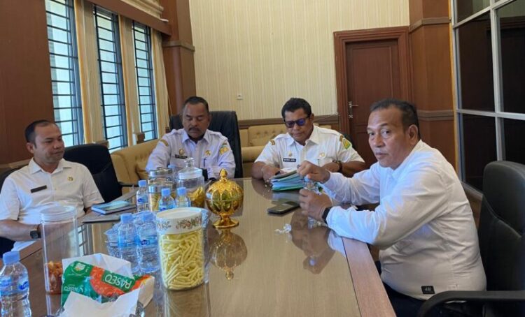 Sekda Aceh Besar Bahrul Jamil SSos MSi mengikuti Zoom Meeting Sosialisasi Surat Edaran Mendagri Nomor 50035222SJ tentang pembentukan Satuan Tugas Kecamatan dalam percepatan pembentukan dan pengembangan Koperasi DesaKelurahan Merah Putih KDKMP bertempat diruang kerja Sekda Aceh Besar Jantho Rabu08102025FOTOMC ACEH BESAR