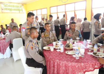 Kapolda Aceh, Irjen Pol. Marzuki Ali Basyah, M.M., bersama Wakapolda Brigjen Ari Wahyu Widodo, meninjau langsung menu makanan para siswa Sekolah Calon Bintara (Secaba) Polri di Sekolah Polisi Negara (SPN) Polda Aceh, Seulawah, Rabu (8/10/2025).