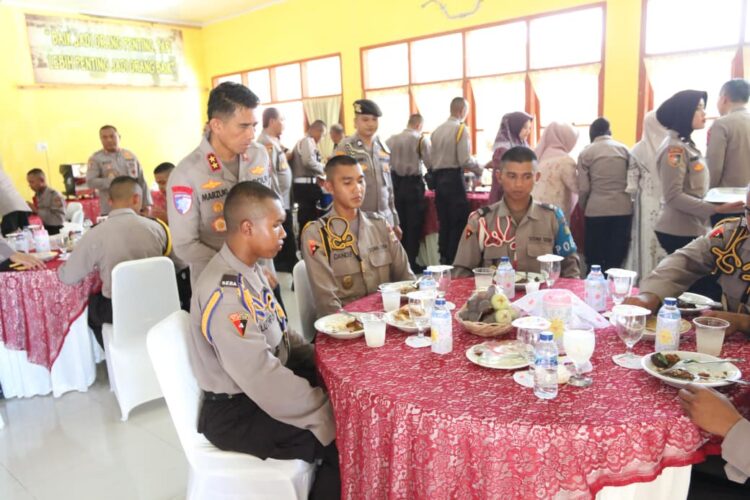 Kapolda Aceh Irjen Pol Marzuki Ali Basyah MM bersama Wakapolda Brigjen Ari Wahyu Widodo meninjau langsung menu makanan para siswa Sekolah Calon Bintara Secaba Polri di Sekolah Polisi Negara SPN Polda Aceh Seulawah Rabu 8102025 KETIKKABARcom Kapolda Aceh Irjen Pol Marzuki Ali Basyah MM bersama Wakapolda Brigjen Ari Wahyu Widodo meninjau langsung menu makanan para siswa Sekolah Calon Bintara Secaba Polri di Sekolah Polisi Negara SPN Polda Aceh Seulawah Rabu 8102025