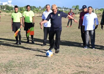 Wakil Bupati Aceh Besar Drs H Syukri A Jalil menendang bola perdana tanda dimulainya Turnamen Sepakbola Eksekutif Usia 43 di Lapangan Sepak Bola Matador FC, Kecamatan Krueng Barona Jaya, Aceh Besar, Rabu (08/10/2025). FOTO/MC ACEH BESAR