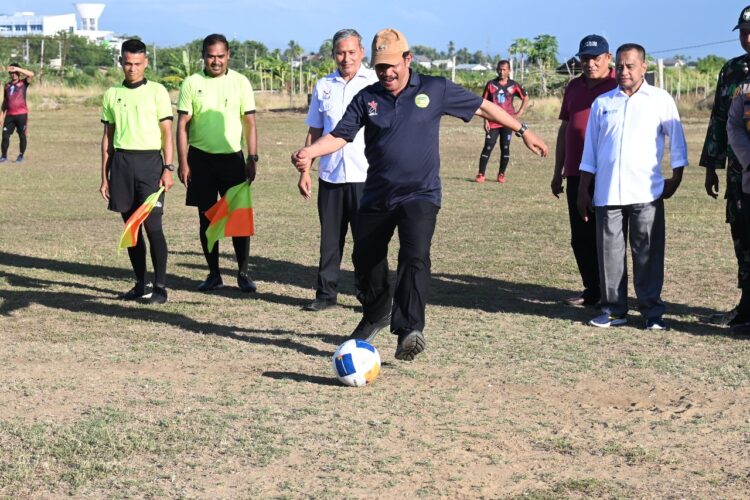 Wakil Bupati Aceh Besar Drs H Syukri A Jalil menendang bola perdana tanda dimulainya Turnamen Sepakbola Eksekutif Usia 43 di Lapangan Sepak Bola Matador FC Kecamatan Krueng Barona Jaya Aceh Besar Rabu 08102025 FOTOMC ACEH BESAR KETIKKABARcom Wakil Bupati Aceh Besar Drs H Syukri A Jalil menendang bola perdana tanda dimulainya Turnamen Sepakbola Eksekutif Usia 43 di Lapangan Sepak Bola Matador FC Kecamatan Krueng Barona Jaya Aceh Besar Rabu 08102025 FOTOMC ACEH BESAR