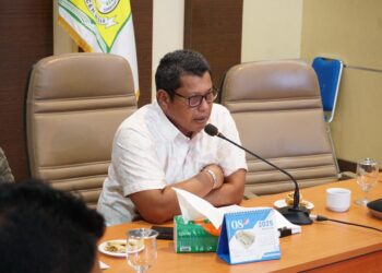 Sekdakab Aceh Besar Bahrul Jamil SSos MSi membuka pembahasan Rancangan Qanun Tentang Rencana Induk Pembangunan Kepariwisataan di Aceh Besar di Aula Kantor Bupati Aceh Besar, Kamis siang (9/10/2025). FOTO/ MC ACEH BESAR