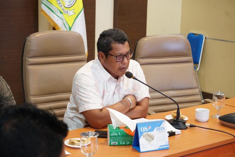 Sekdakab Aceh Besar Bahrul Jamil SSos MSi membuka pembahasan Rancangan Qanun Tentang Rencana Induk Pembangunan Kepariwisataan di Aceh Besar di Aula Kantor Bupati Aceh Besar Kamis siang 9102025 FOTO MC ACEH BESAR