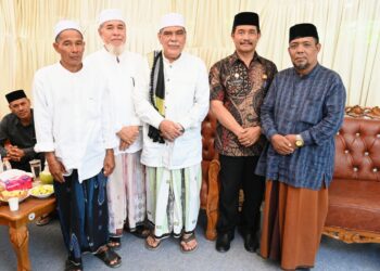 Wabub Aceh Besar Drs H Syukri A Jalil mengahdiri peringatan Maulid Nabi Muhammad SAW di Dayah Raudhatuth Thalibah Komplek Putri Ulee Titi, Gampong Siron, Kecamatan Ingin Jaya, Aceh Besar, Kamis (10/10/2025). FOTO/MC ACEH BESAR