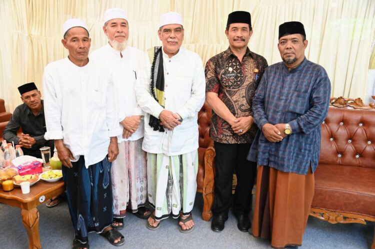 Wabub Aceh Besar Drs H Syukri A Jalil mengahdiri peringatan Maulid Nabi Muhammad SAW di Dayah Raudhatuth Thalibah Komplek Putri Ulee Titi Gampong Siron Kecamatan Ingin Jaya Aceh Besar Kamis 10102025 FOTOMC ACEH BESAR KETIKKABARcom Wabub Aceh Besar Drs H Syukri A Jalil mengahdiri peringatan Maulid Nabi Muhammad SAW di Dayah Raudhatuth Thalibah Komplek Putri Ulee Titi Gampong Siron Kecamatan Ingin Jaya Aceh Besar Kamis 10102025 FOTOMC ACEH BESAR