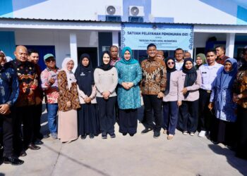 Ketua Tim Penggerak PKK Aceh, Marlina Muzakir (Kak Na) mendampingi Wakil Menteri Kependudukan dan Pembangunan Keluarga/Wakil Kepala BKKBN RI Ratu Ayu Isyana Bagus Oka, saat melakukan kunjungan kerja ke beberapa lokasi di Banda Aceh dan Aceh Besar, Kamis (9/10/2025)./Foto: Humas