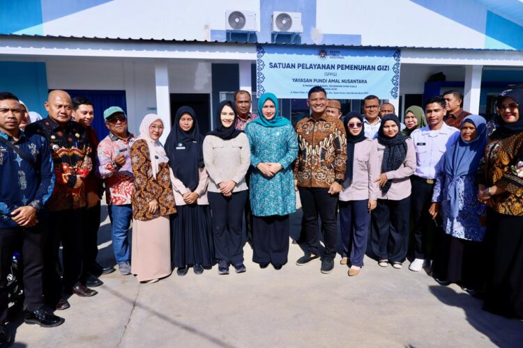 Ketua Tim Penggerak PKK Aceh Marlina Muzakir Kak Na mendampingi Wakil Menteri Kependudukan dan Pembangunan KeluargaWakil Kepala BKKBN RI Ratu Ayu Isyana Bagus Oka saat melakukan kunjungan kerja ke beberapa lokasi di Banda Aceh dan Aceh Besar Kamis 9102025Foto Humas
