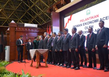 Gubernur Aceh H Muzakir Manaf Mualem melantik Dewan Ekonomi Aceh DEA di Anjong Mon Mata Kompleks Meuligoe Gubernur Aceh Kamis malam 910Foto Humas KETIKKABARcom Gubernur Aceh H Muzakir Manaf Mualem melantik Dewan Ekonomi Aceh DEA di Anjong Mon Mata Kompleks Meuligoe Gubernur Aceh Kamis malam 910Foto Humas