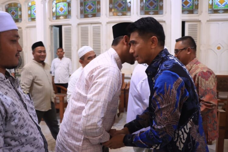 Kapolda Aceh Irjen Pol Marzuki Ali Basyah menghadiri acara pelantikan Dewan Ekonomi Aceh DEA di Anjong Mon Mata Banda Aceh Rabu malam 9 Oktober 2025 KETIKKABARcom Kapolda Aceh Irjen Pol Marzuki Ali Basyah menghadiri acara pelantikan Dewan Ekonomi Aceh DEA di Anjong Mon Mata Banda Aceh Rabu malam 9 Oktober 2025