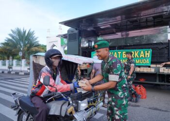 Prajurit Kodam Iskandar Muda (Kodam IM) membagikan Paket Sarapan Gratis kepada Masyarakat di Masjid Raya Baiturrahman Banda Aceh, pada Jumat (10/10/25)