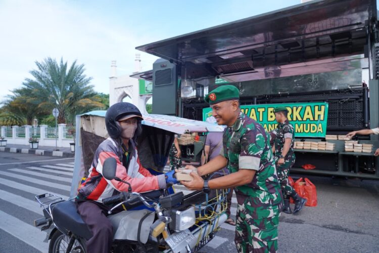 Prajurit Kodam Iskandar Muda Kodam IM membagikan Paket Sarapan Gratis kepada Masyarakat di Masjid Raya Baiturrahman Banda Aceh pada Jumat 101025