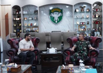 Pangdam IM, Mayor Jenderal TNI Joko Hadi Susilo, S.I.P., menerima kunjungan audiensi dari Senior Manager Perencanaan PLN Aceh, Bapak Jefri Husni, beserta rombongan di ruang kerja Pangdam IM pada Jumat (10/10/2025).