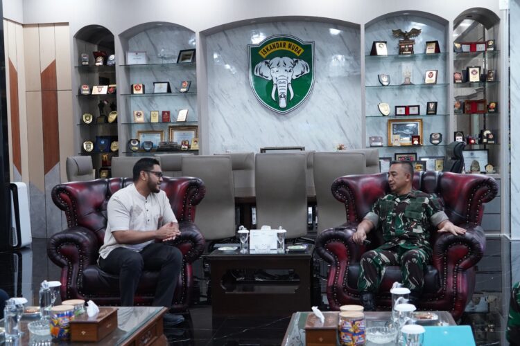 Pangdam IM Mayor Jenderal TNI Joko Hadi Susilo SIP menerima kunjungan audiensi dari Senior Manager Perencanaan PLN Aceh Bapak Jefri Husni beserta rombongan di ruang kerja Pangdam IM pada Jumat 10102025