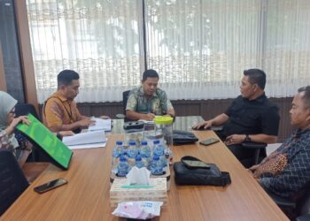 Bupati Aceh Besar H Muharram Idris audiensi dengan Direktur Jaminan Sosial Kementerian Sosial RI dalam rangka klarifikasi atas lokasi rencana Pembangunan Sekolah Rakyat di Aceh Besar didampingi Asisten II Sekdakab Aceh Besar HM Ali S.Sos M.Si dan Plt Kadis Sosial Aceh Besar Aulia Rahman S.STP, M.Si yang berlangsung di Jakarta, Kamis (09/10/2025). FOTO/ DOK PEMKAB ACEH BESAR