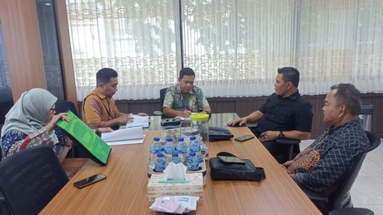 Bupati Aceh Besar H Muharram Idris audiensi dengan Direktur Jaminan Sosial Kementerian Sosial RI dalam rangka klarifikasi atas lokasi rencana Pembangunan Sekolah Rakyat di Aceh Besar didampingi Asisten II Sekdakab Aceh Besar HM Ali SSos MSi dan Plt Kadis Sosial Aceh Besar Aulia Rahman SSTP MSi yang berlangsung di Jakarta Kamis 09102025 FOTO DOK PEMKAB ACEH BESAR KETIKKABARcom Bupati Aceh Besar H Muharram Idris audiensi dengan Direktur Jaminan Sosial Kementerian Sosial RI dalam rangka klarifikasi atas lokasi rencana Pembangunan Sekolah Rakyat di Aceh Besar didampingi Asisten II Sekdakab Aceh Besar HM Ali SSos MSi dan Plt Kadis Sosial Aceh Besar Aulia Rahman SSTP MSi yang berlangsung di Jakarta Kamis 09102025 FOTO DOK PEMKAB ACEH BESAR