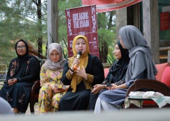 Ketua TP PKK Aceh Besar Hj Rita Mayasari menyampaikan sambutannya pada peringatan Hari Anak Perempuan Sedunia yang digelar di salah satu objek wisata pantai di Gampong Lampuuk, Kecamatan Lhoknga, Kabupaten Aceh Besar, Sabtu (11/10/2025). FOTO/ MC ACEH BESAR