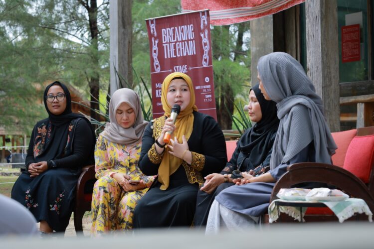 Ketua TP PKK Aceh Besar Hj Rita Mayasari menyampaikan sambutannya pada peringatan Hari Anak Perempuan Sedunia yang digelar di salah satu objek wisata pantai di Gampong Lampuuk Kecamatan Lhoknga Kabupaten Aceh Besar Sabtu 11102025 FOTO MC ACEH BESAR KETIKKABARcom Ketua TP PKK Aceh Besar Hj Rita Mayasari menyampaikan sambutannya pada peringatan Hari Anak Perempuan Sedunia yang digelar di salah satu objek wisata pantai di Gampong Lampuuk Kecamatan Lhoknga Kabupaten Aceh Besar Sabtu 11102025 FOTO MC ACEH BESAR
