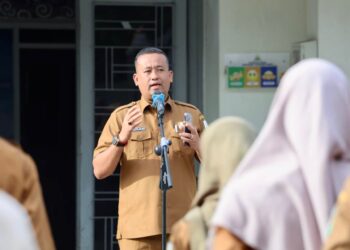 Sekretaris Dinas Sosial, Chaidir, SE., MM., saat pimpin apel pagi pada Senin (13/10/2025)