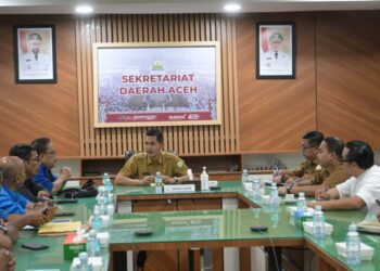Sekretaris Daerah Aceh, M. Nasir. S.IP, MPA, didampingi Kadis Kominsa Aceh Dr. Edi Yandra, S.STP, MSP dan Kepala Biro Adpim Setda Aceh Akkar Arafar, S.STP, M.Si serta pejabat terkait menerima audiensi Ketua PWI Aceh, Nasir Nurdin beserta pengurus PWI di ruang Rapat Sekda Aceh, Banda Aceh, Selasa pagi, 14 Oktober 2025. FOTO/Humas Aceh.