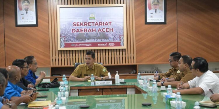Sekretaris Daerah Aceh M Nasir SIP MPA didampingi Kadis Kominsa Aceh Dr Edi Yandra SSTP MSP dan Kepala Biro Adpim Setda Aceh Akkar Arafar SSTP MSi serta pejabat terkait menerima audiensi Ketua PWI Aceh Nasir Nurdin beserta pengurus PWI di ruang Rapat Sekda Aceh Banda Aceh Selasa pagi 14 Oktober 2025 FOTOHumas Aceh KETIKKABARcom Sekretaris Daerah Aceh M Nasir SIP MPA didampingi Kadis Kominsa Aceh Dr Edi Yandra SSTP MSP dan Kepala Biro Adpim Setda Aceh Akkar Arafar SSTP MSi serta pejabat terkait menerima audiensi Ketua PWI Aceh Nasir Nurdin beserta pengurus PWI di ruang Rapat Sekda Aceh Banda Aceh Selasa pagi 14 Oktober 2025 FOTOHumas Aceh