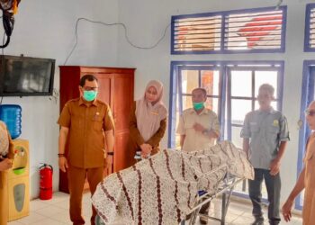 Plh Dinsos Aceh Zulkarnain SKM MKes didampingi Kepala UPTD Panti Sosial Lanjut Usia Geunaseh Sayang Intan Melya AKS MSi meninjau panti menyusul kabar meninggalnya salah satu penghuni panti di Banda Aceh Selasa 14102025 KETIKKABARcom Plh Dinsos Aceh Zulkarnain SKM MKes didampingi Kepala UPTD Panti Sosial Lanjut Usia Geunaseh Sayang Intan Melya AKS MSi meninjau panti menyusul kabar meninggalnya salah satu penghuni panti di Banda Aceh Selasa 14102025
