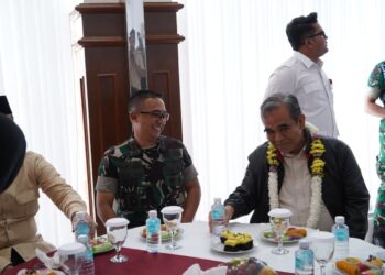 Pangdam IM, Mayor Jenderal TNI Joko Hadi Susilo, S.I.P., menyambut langsung kedatangan Ketua Majelis Permusyawaratan Rakyat Republik Indonesia (MPR RI), H. Ahmad Muzani, beserta rombongan di VIP Room Bandara Internasional Sultan Iskandar Muda (SIM), Blang Bintang, Kabupaten Aceh Besar, pada Selasa (14/10/2025).