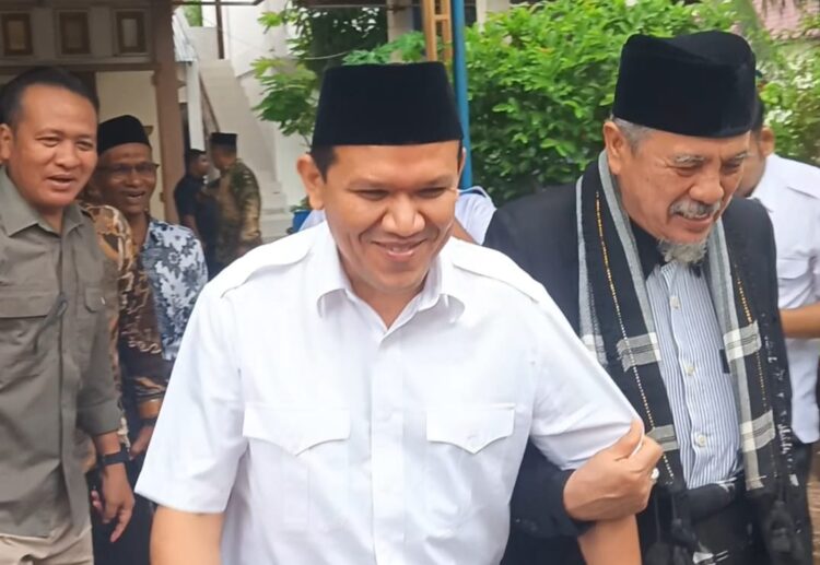 Wakil Gubernur Aceh H Fadhlullah SE di dampingi Karo Adpim setda aceh Akkar Arafat SSTP MSi menghadiri peringatan Maulid Nabi Muhammad SAW 1447 H yang digelar di Balee Jeumala dibawah pimpinan Drs Tgk H M Daud Hasbi MAg abi Daud Gpg Limpok Kab Aceh Besar Rabu 15102025