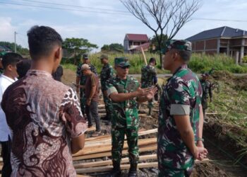Pangdam IM, Mayor Jenderal TNI Joko Hadi Susilo, S.I.P., meninjau lokasi pembangunan Ground Breaking Koperasi Desa Merah Putih (KDMP) yang berada di Gampong Surien, Kec. Meuraxa, Kota Banda Aceh pada Kamis (16/10/25).