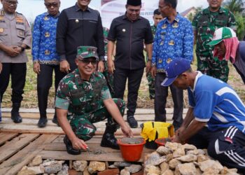 Pangdam IM, Mayor Jenderal TNI Joko Hadi Susilo, S.I.P., menghadiri acara Peletakan Batu Pertama (Ground Breaking) Pembangunan Koperasi Desa/Kelurahan Merah Putih (KDMP) Tahun 2025 yang berlangsung di Gampong Surien, Kecamatan Meuraxa, Kota Banda Aceh, Jumat (17/10/2025).