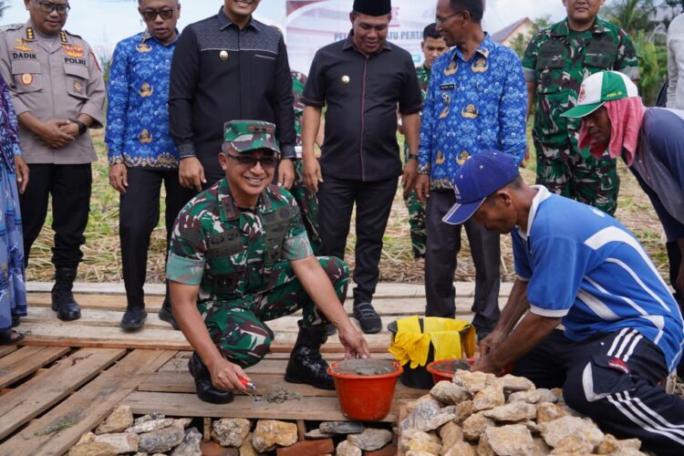 Pangdam IM Mayor Jenderal TNI Joko Hadi Susilo SIP menghadiri acara Peletakan Batu Pertama Ground Breaking Pembangunan Koperasi DesaKelurahan Merah Putih KDMP Tahun 2025 yang berlangsung di Gampong Surien Kecamatan Meuraxa Kota Banda Aceh Jumat 17102025 KETIKKABARcom Pangdam IM Mayor Jenderal TNI Joko Hadi Susilo SIP menghadiri acara Peletakan Batu Pertama Ground Breaking Pembangunan Koperasi DesaKelurahan Merah Putih KDMP Tahun 2025 yang berlangsung di Gampong Surien Kecamatan Meuraxa Kota Banda Aceh Jumat 17102025